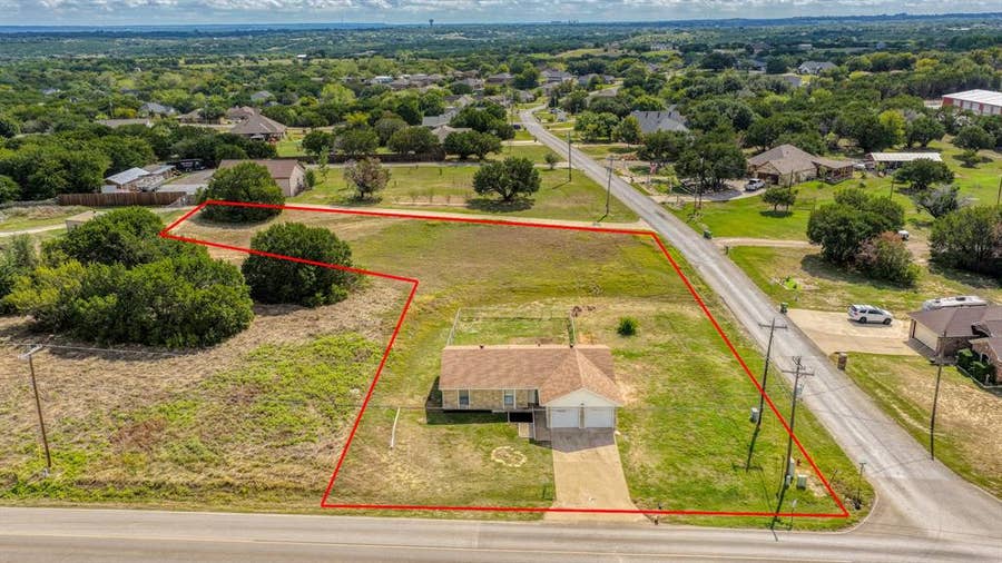 Property photo for 901 W Apache Trail, Granbury, TX