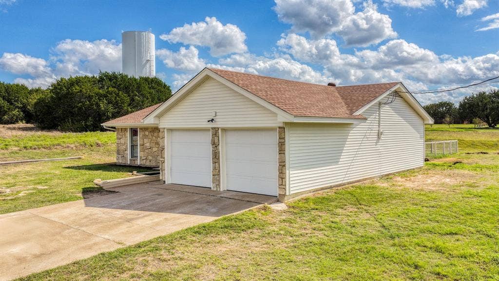 901 W Apache Trail, Granbury, TX 76048