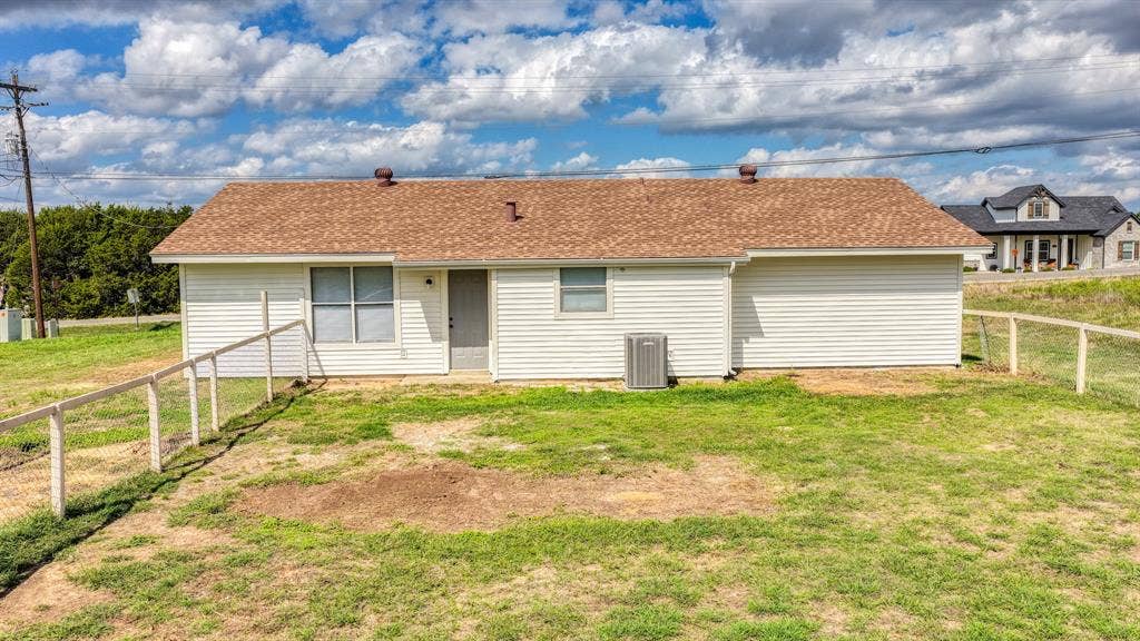 901 W Apache Trail, Granbury, TX 76048