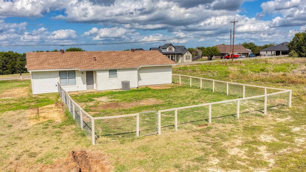901 W Apache Trail, Granbury, TX 76048