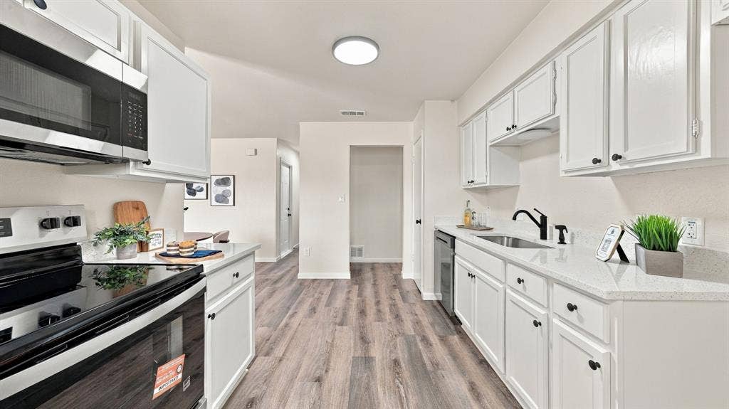 901 W Apache Trail, Granbury, TX 76048