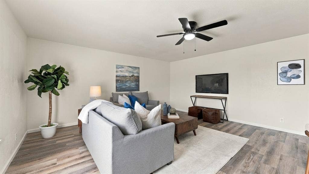 901 W Apache Trail, Granbury, TX 76048