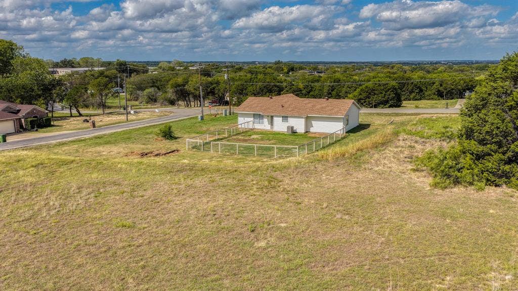 901 W Apache Trail, Granbury, TX 76048