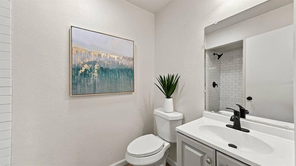 901 W Apache Trail, Granbury, TX 76048