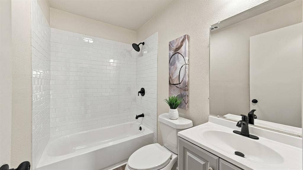 901 W Apache Trail, Granbury, TX 76048