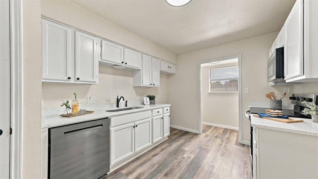 901 W Apache Trail, Granbury, TX 76048
