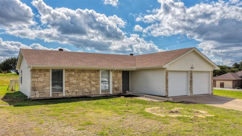901 W Apache Trail, Granbury, TX 76048