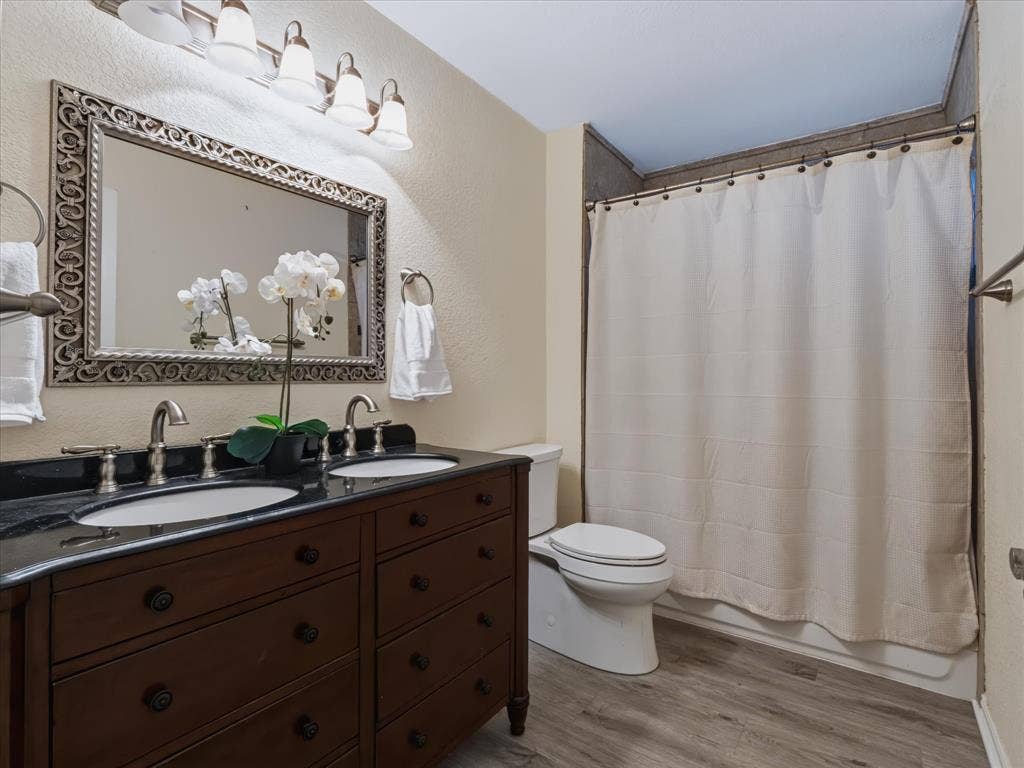 208 Wildbriar Street, Euless, TX 76039 208 Wildbriar Street, Euless, TX 76039