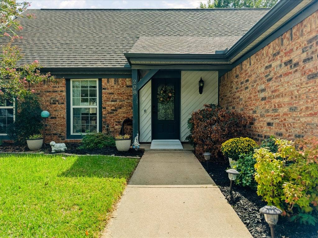 208 Wildbriar Street, Euless, TX 76039 208 Wildbriar Street, Euless, TX 76039
