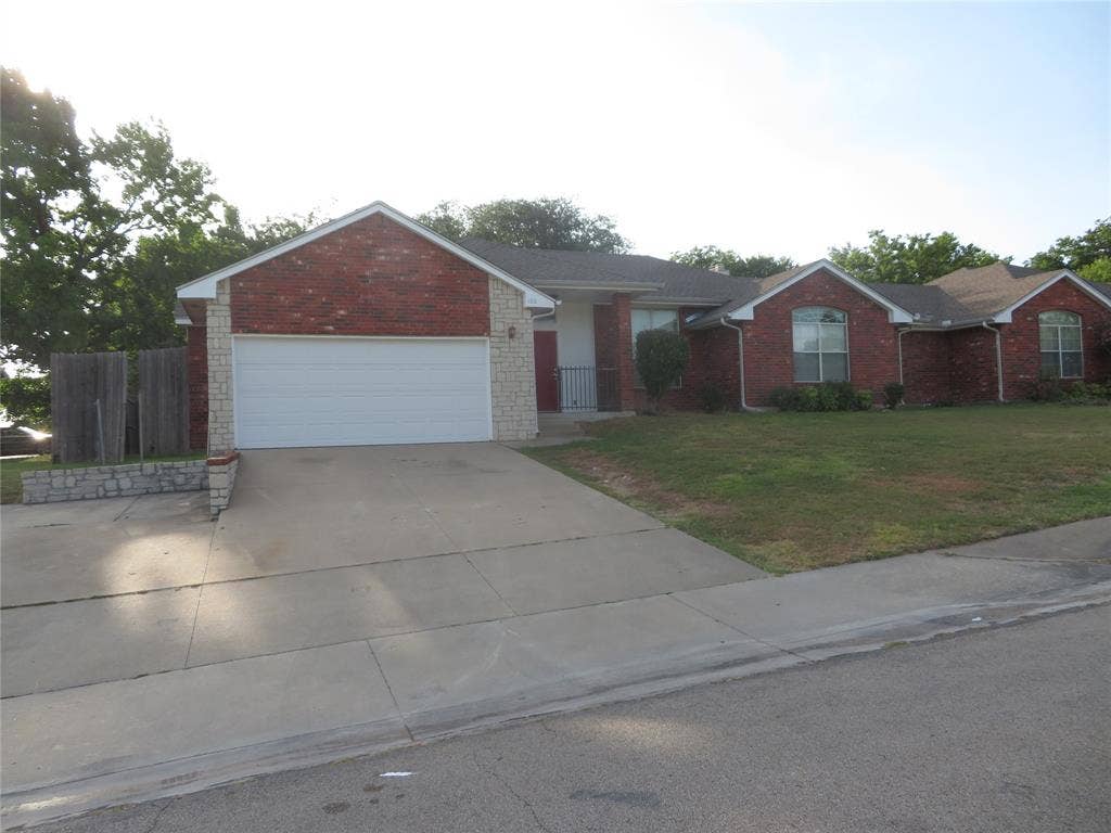 100 Roaring Springs Drive, DeSoto, TX 75115 100 Roaring Springs Drive, DeSoto, TX 75115