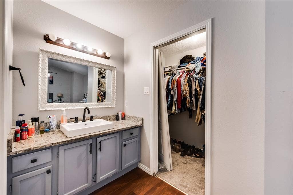 Private ensuite bathroom , and walk in closet