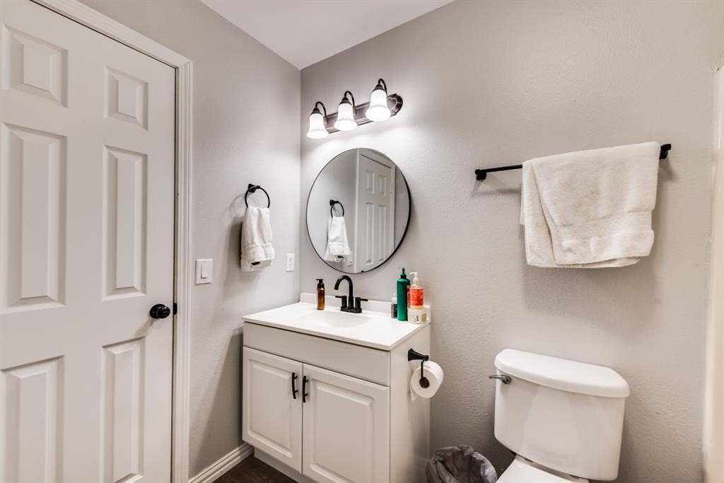 Secondary bathroom with single vanity.