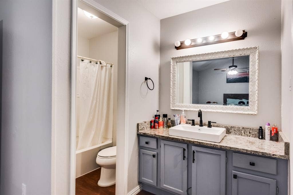 Private ensuite bathroom with bath / shower combo