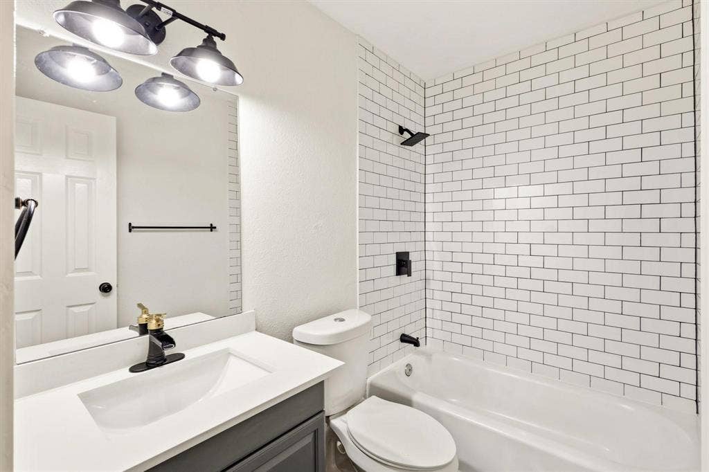 1313 Crosscreek Lane, Seagoville, TX 75159 1313 Crosscreek Lane, Seagoville, TX 75159