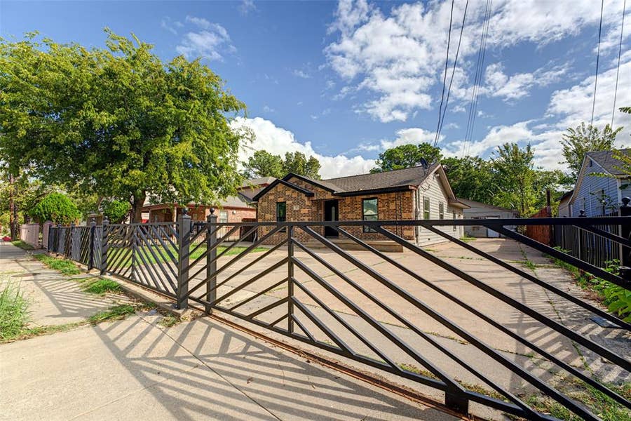 Property photo for 554 Pleasant Vista Drive, Dallas, TX
