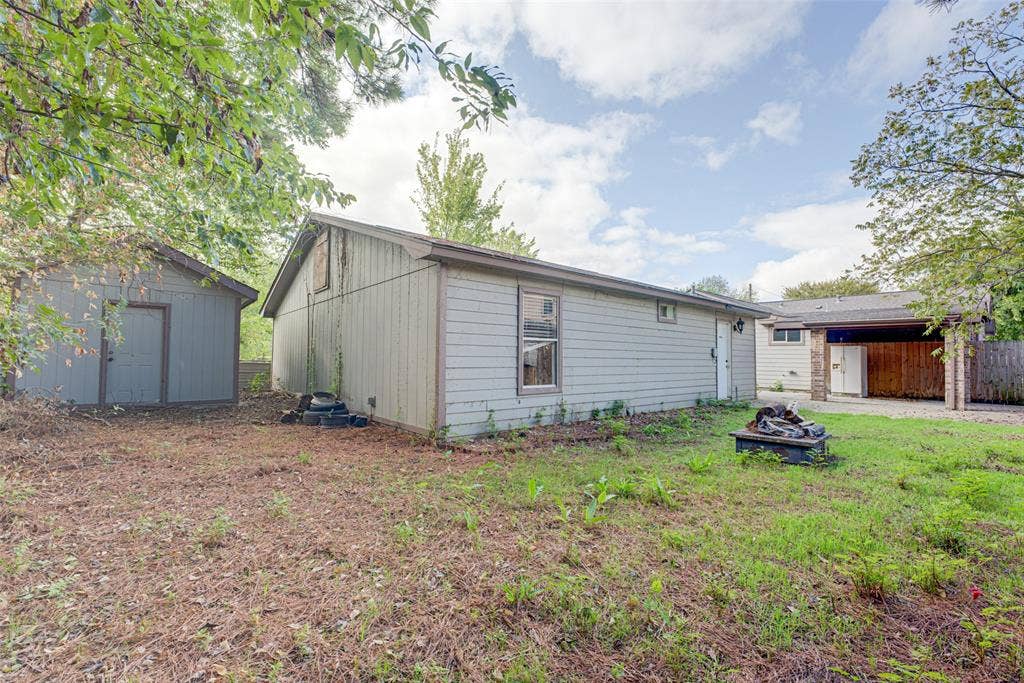 554 Pleasant Vista Drive, Dallas, TX 75217 Detached apartment and shed