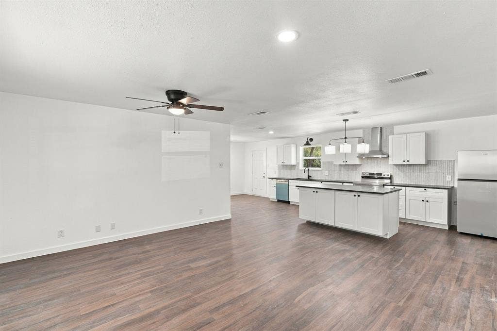 3215 Hillglenn Road, Dallas, TX 75228 3215 Hillglenn Road, Dallas, TX 75228