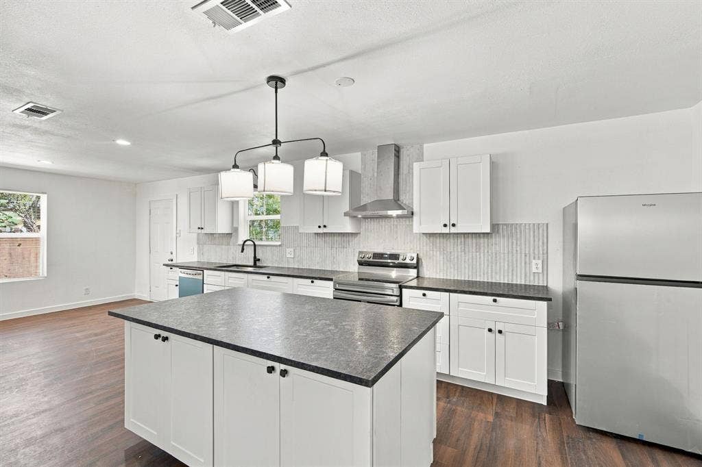 3215 Hillglenn Road, Dallas, TX 75228 3215 Hillglenn Road, Dallas, TX 75228