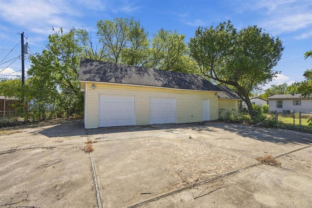3215 Hillglenn Road, Dallas, TX 75228 3215 Hillglenn Road, Dallas, TX 75228