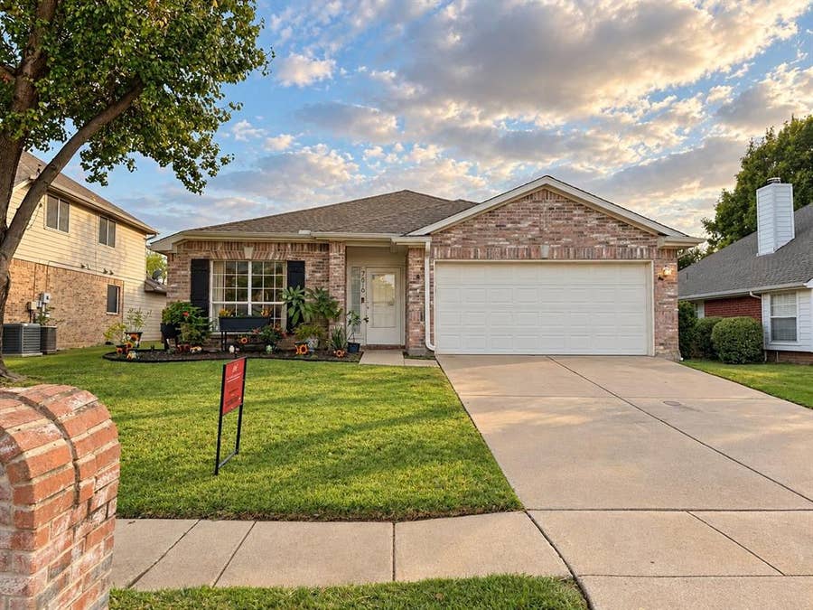 Property photo for 7616 Sunburst Trail, Denton, TX