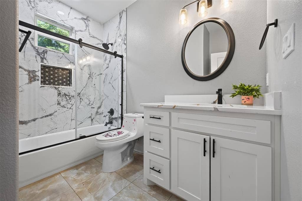 9116 Beckleycrest Avenue, Dallas, TX 75232 Second Full bathroom featuring a beautifully tiled tub and shower combo.