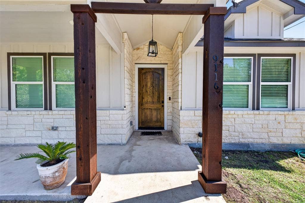 9116 Beckleycrest Avenue, Dallas, TX 75232 Covered front porch