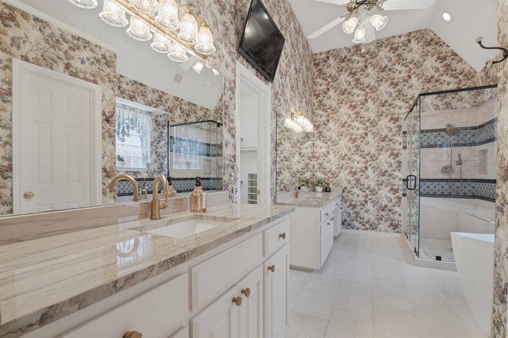 Primary Bathroom w/walkin closet