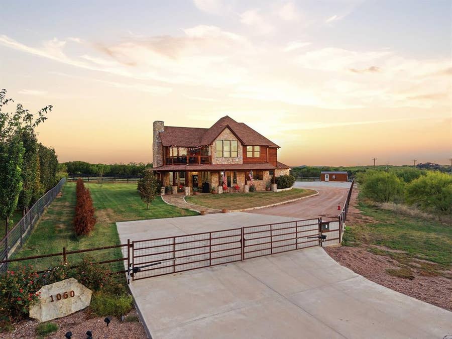 Property photo for 1060 Gordon Mtn Vw Court, Graford, TX