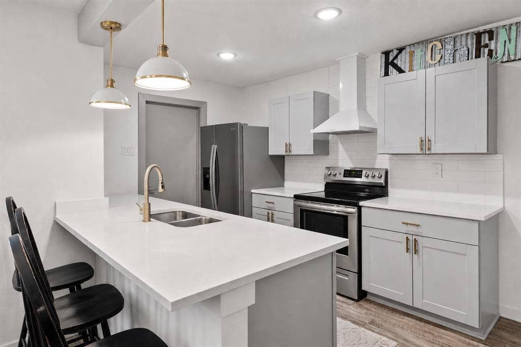 110 Pierce Drive, Mabank, TX 75156 Shaker Cabinets, Quartz Countertops, stainless steel appliances.