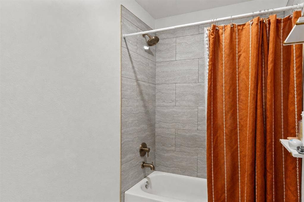 110 Pierce Drive, Mabank, TX 75156 Tile Shower Tub Combo