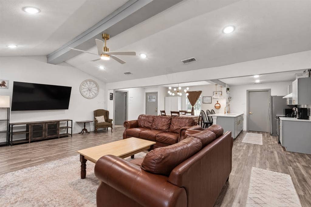 110 Pierce Drive, Mabank, TX 75156 Spacious great room with open concept floor plan and vaulted ceiling