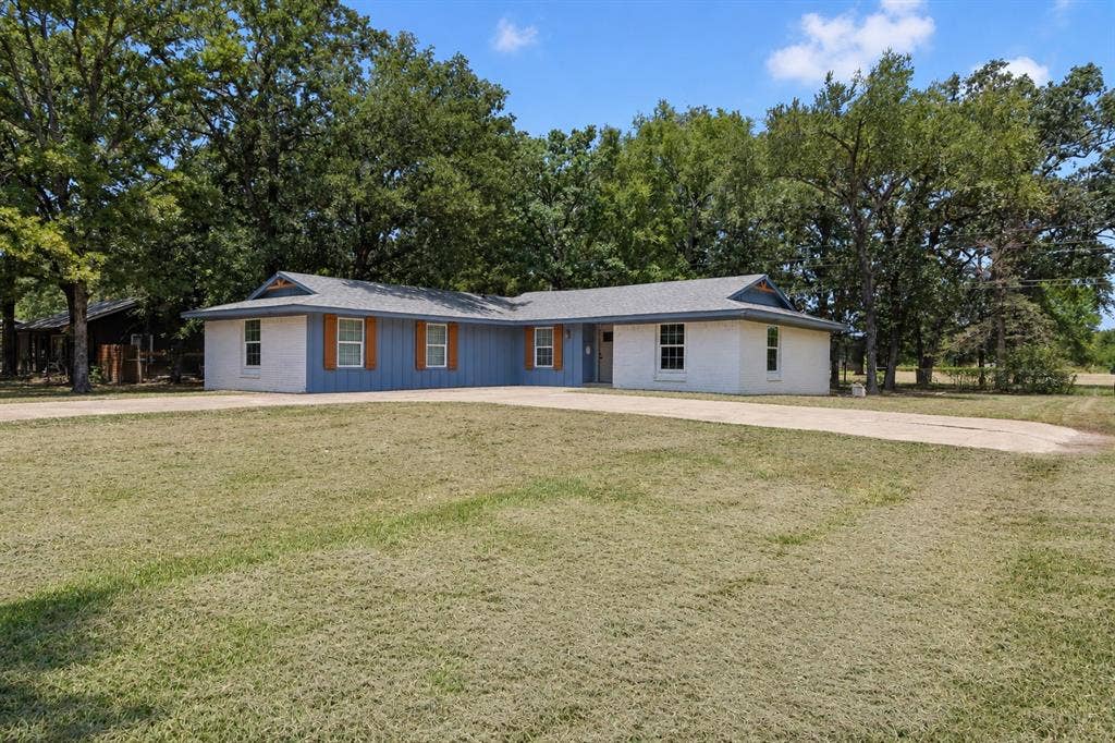 110 Pierce Drive, Mabank, TX 75156 Large corner lot with spacious front, side and back yards. Completely updated with new paint, siding, roof, HVAC, etc.