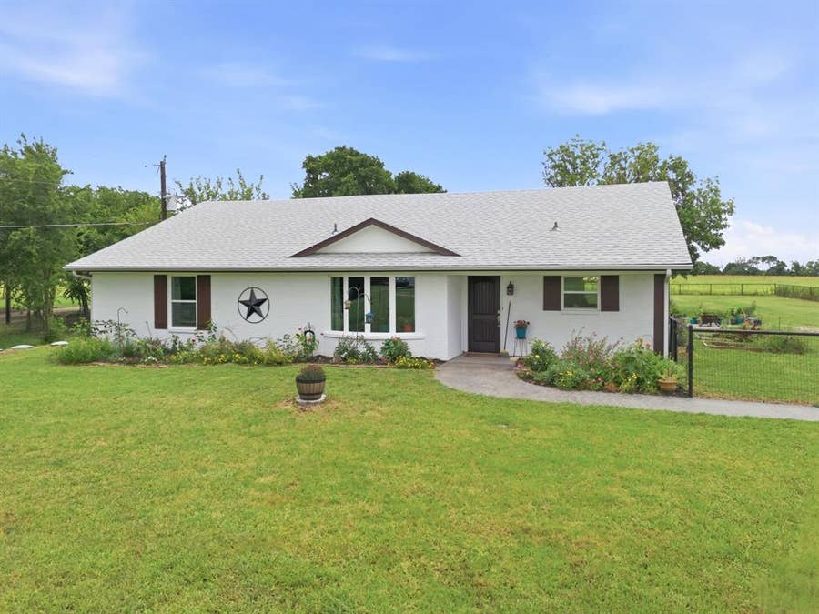 Property photo for 698 Hackberry Road, Van Alstyne, TX