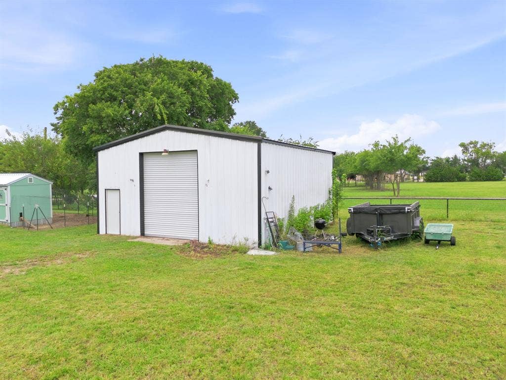698 Hackberry Road, Van Alstyne, TX 75495