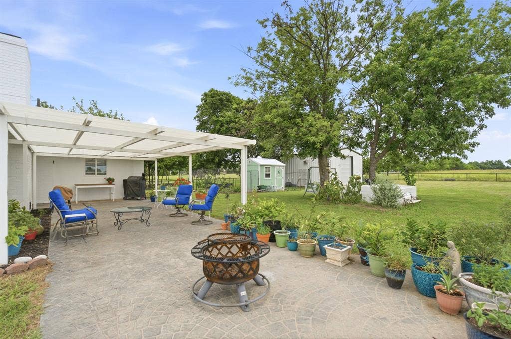 698 Hackberry Road, Van Alstyne, TX 75495
