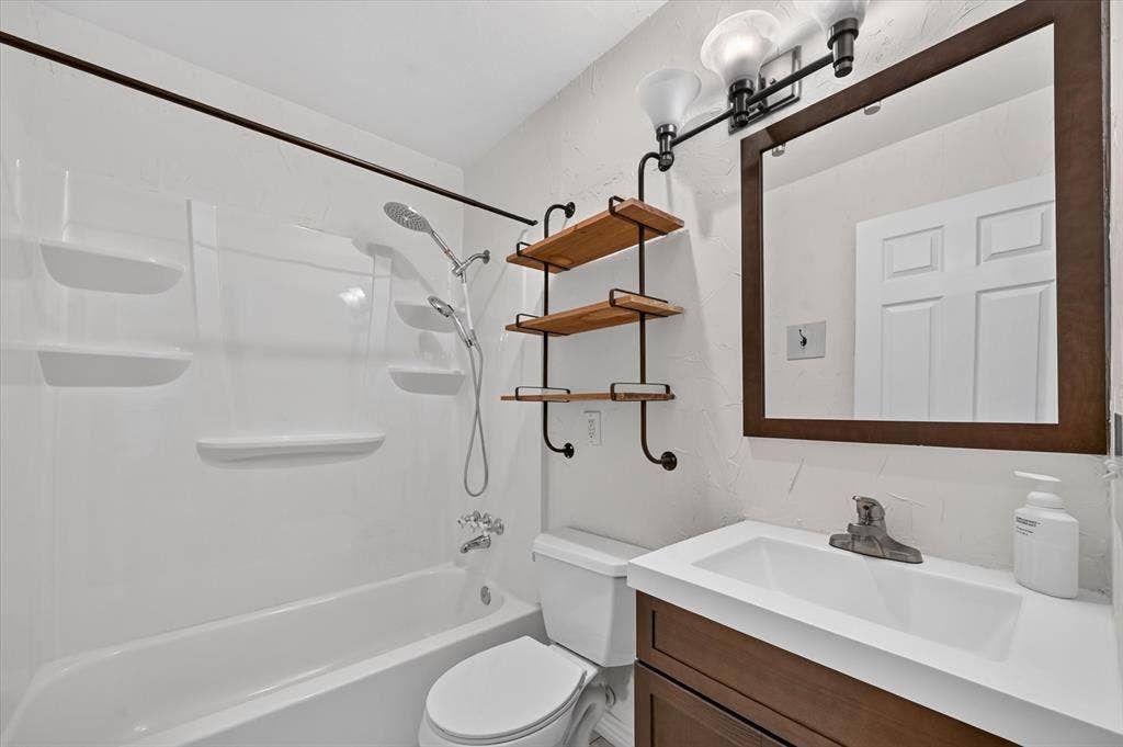 1909 Windsong Trail, Richardson, TX 75081 Hallway Bathroom