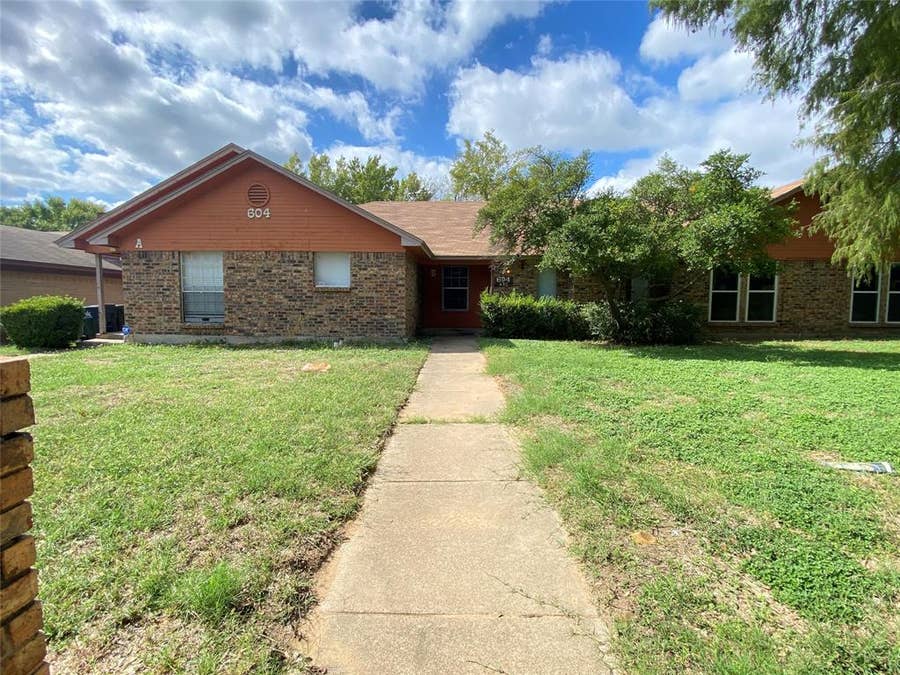 Property photo for 604 Lost Springs Court, Arlington, TX