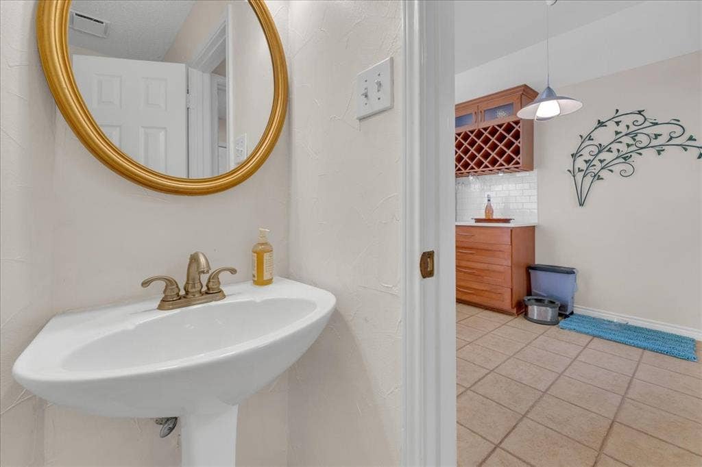 305 Moss Hill Road, Irving, TX 75063 305 Moss Hill Road, Irving, TX 75063