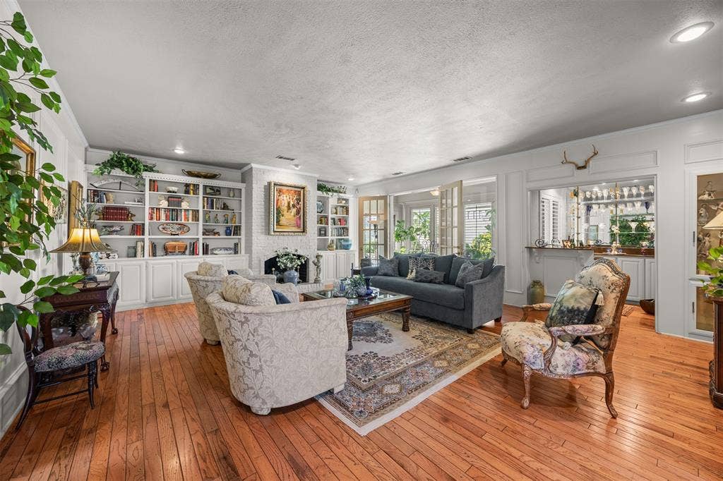 16024 Chalfont Circle, Dallas, TX 75248