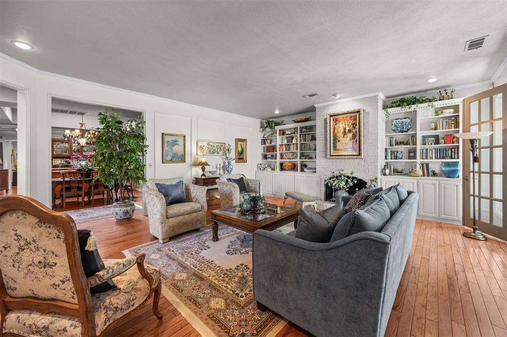 16024 Chalfont Circle, Dallas, TX 75248