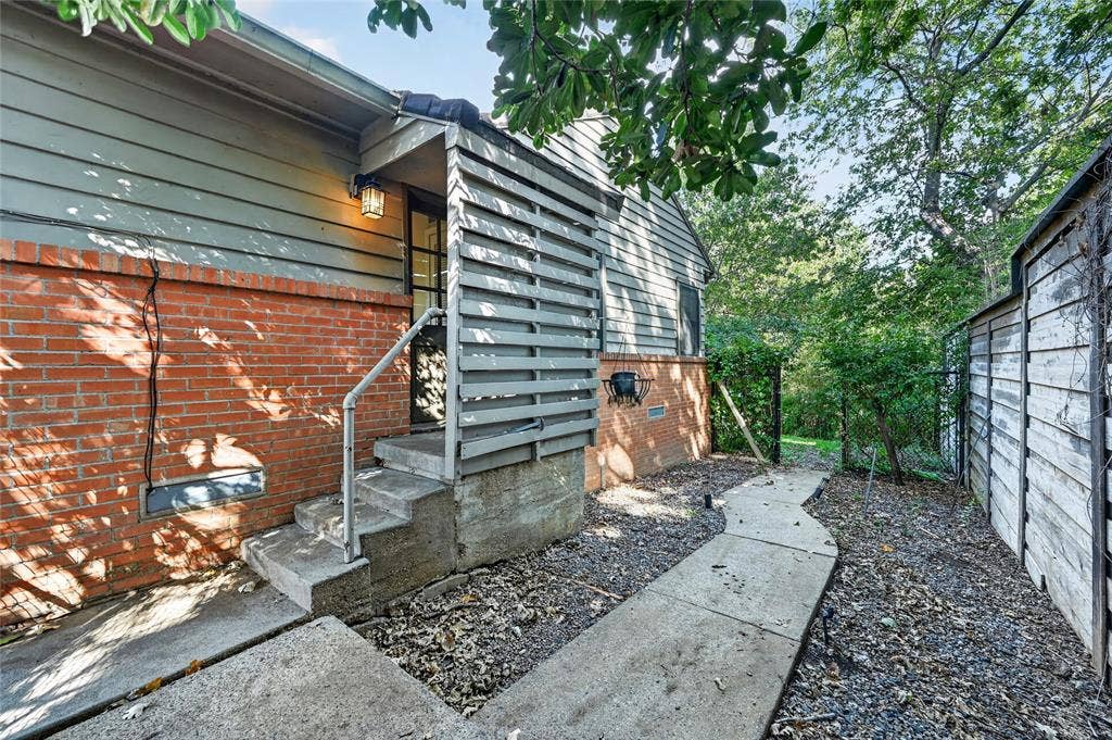 2518 Maple Springs Boulevard, Dallas, TX 75235