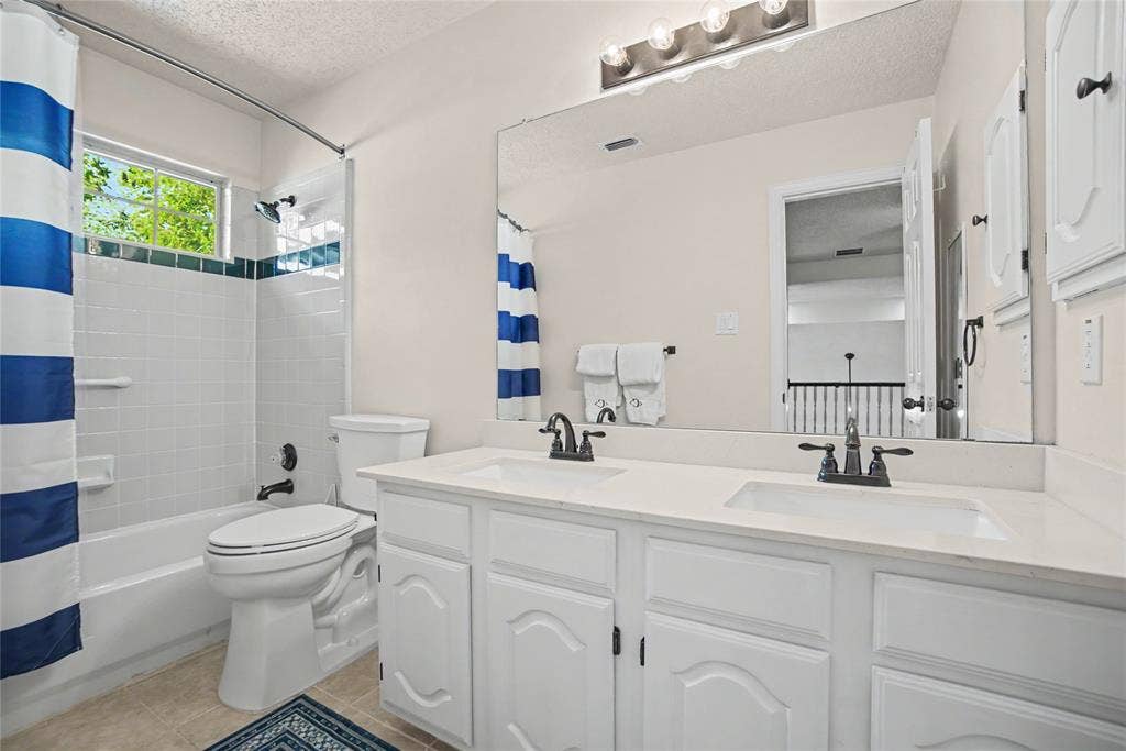 UPSTAIRS FULL BATHROOM