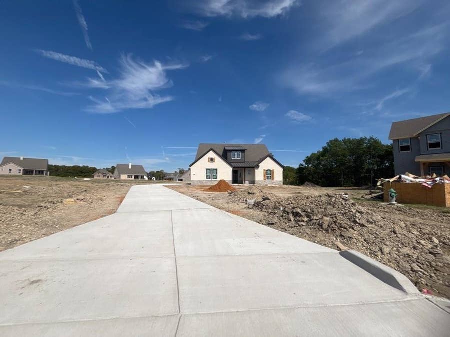 Property photo for 802 Monterrey Circle, Van Alstyne, TX
