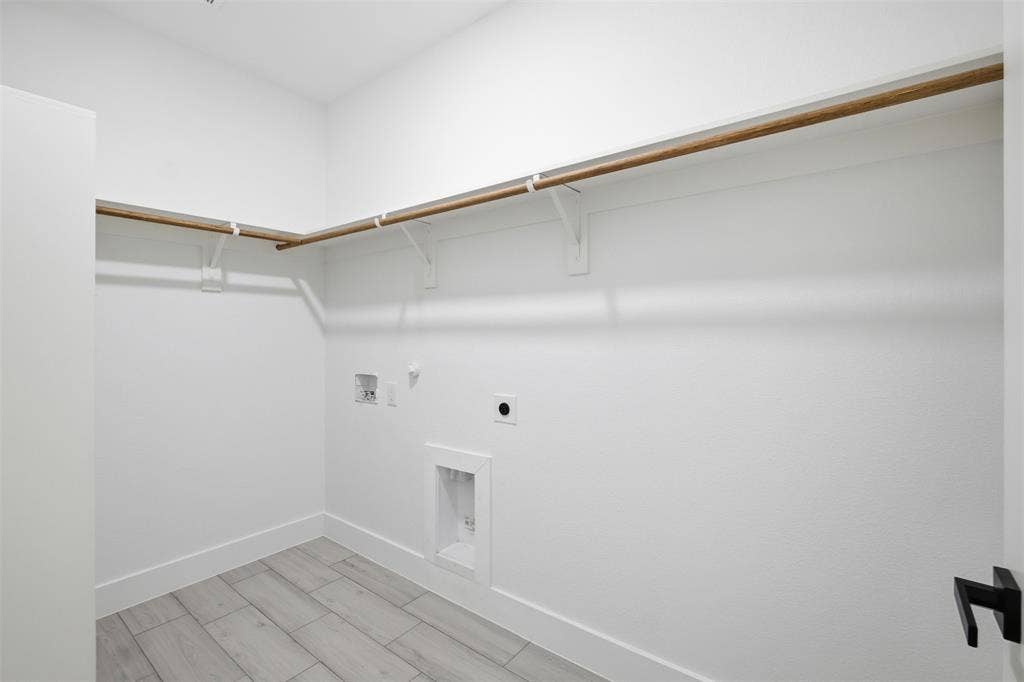 101 Connor Circle, Mabank, TX 75147 Walk-in storage space featuring wood-finish shelving rods, integrated laundry hookups, and wood-finish flooring
