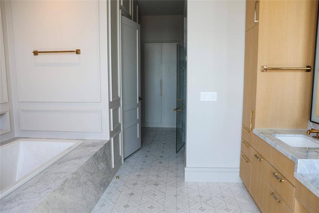 4205 Buena Vista Street, #502, Dallas, TX 75205 Full Bathroom with Tub, Shower, water closet and walk-in shower