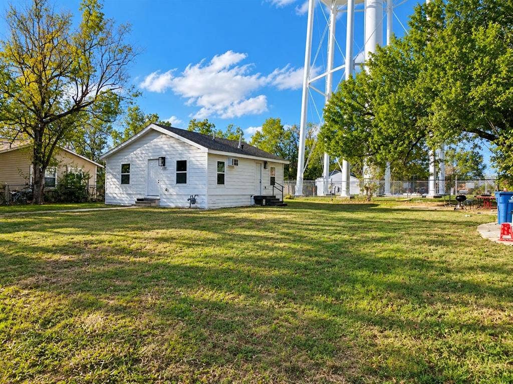 1301 E Grove Street, Kaufman, TX 75142 1301 E Grove Street, Kaufman, TX 75142