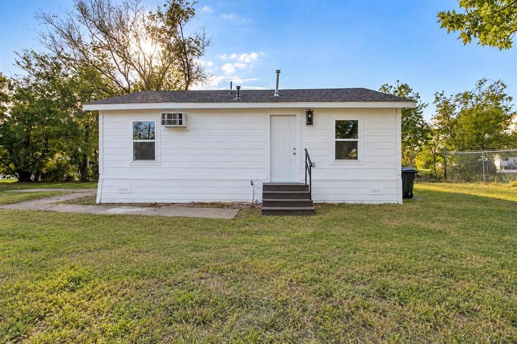 1301 E Grove Street, Kaufman, TX 75142 1301 E Grove Street, Kaufman, TX 75142
