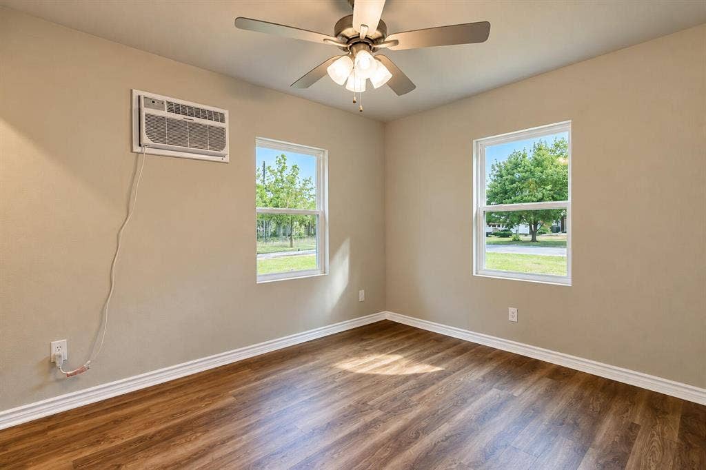 1301 E Grove Street, Kaufman, TX 75142 1301 E Grove Street, Kaufman, TX 75142