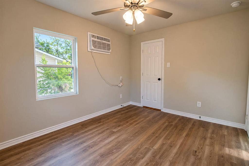1301 E Grove Street, Kaufman, TX 75142 1301 E Grove Street, Kaufman, TX 75142