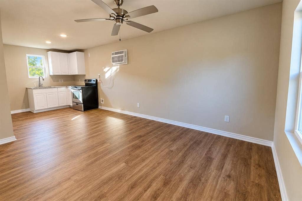 1301 E Grove Street, Kaufman, TX 75142 1301 E Grove Street, Kaufman, TX 75142